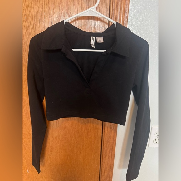 DIVIDED size SMALL black long sleeve crop with collar - Picture 1 of 3